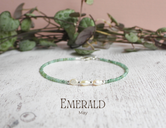 dainty emerald gemstone bracelet with freshwater pearls in a beachy boho style